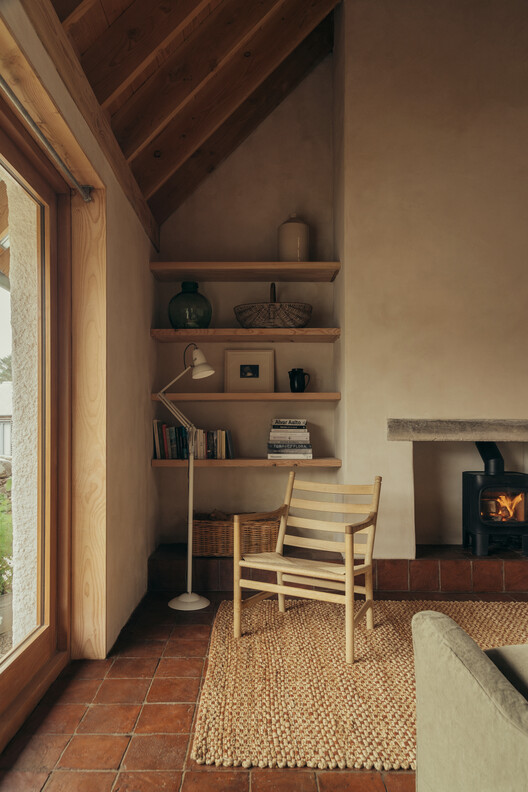 Iorram Cottage / Baillie Baillie Architects - Интерьерная фотография, дерево, стул