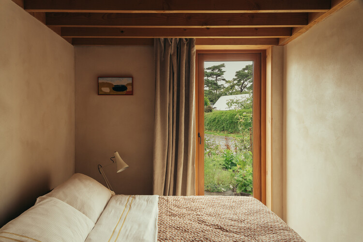 Iorram Cottage / Baillie Baillie Architects - Interior Photography, спальня, дерево