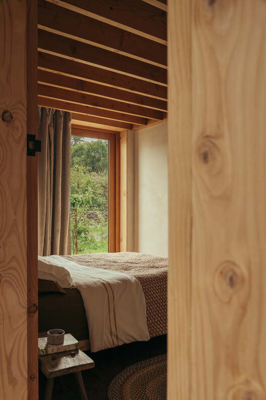Iorram Cottage / Baillie Baillie Architects - Interior Photography, спальня, дерево