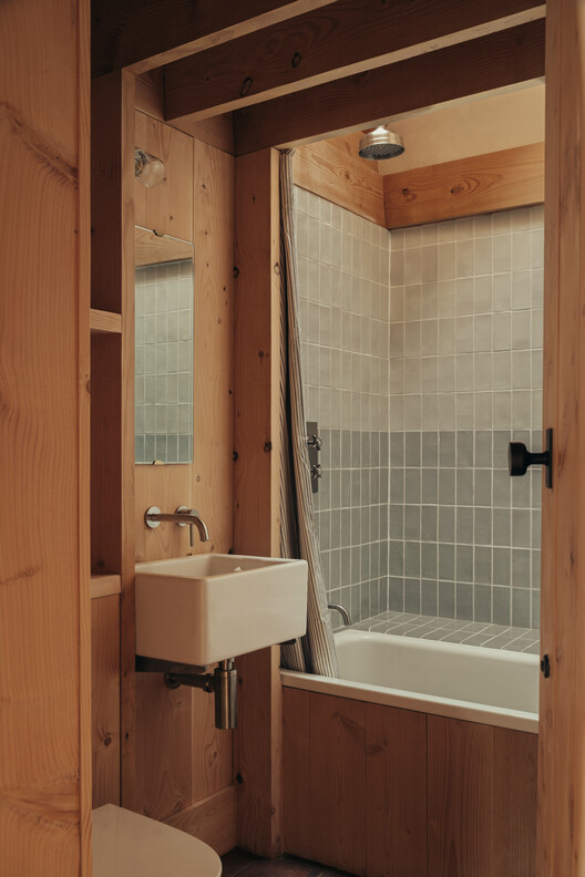 Iorram Cottage / Baillie Baillie Architects - Интерьерная фотография, ванная комната, дерево, ванна