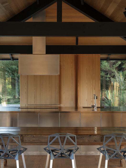 Popadich House / Davor Popadich Architects - Интерьерная фотография, кухня, дерево, столешница, луч, стекло, кресло