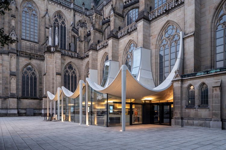 Domcenter / Perter Haimerl. Architektur - внешняя фотография, стекло, аркада
