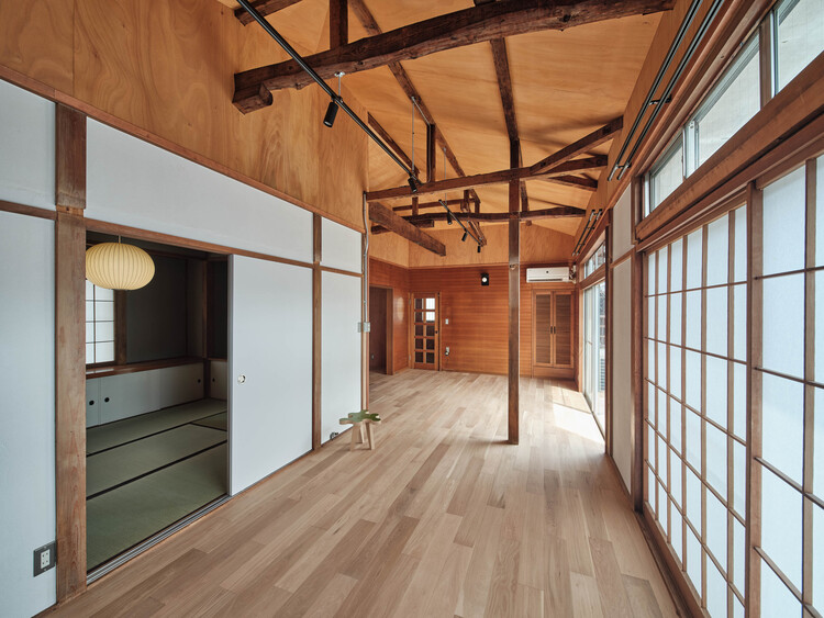 Nukui House / Roovice - Интерьерная фотография, дерево, дверь