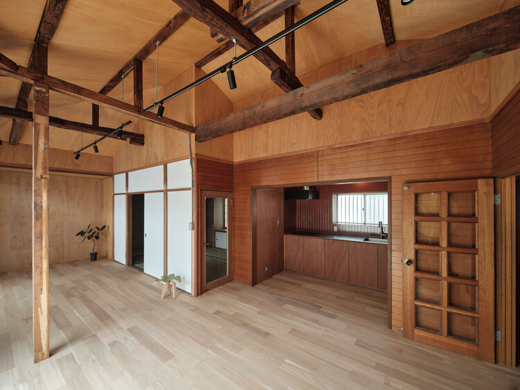Nukui House / Roovice - Внутренняя фотография, дерево, дверь, луч