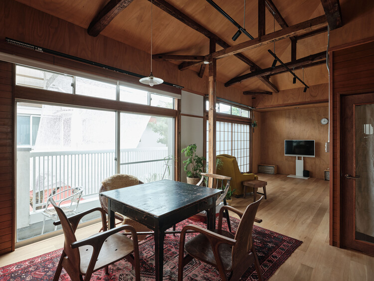 Nukui House / Roovice - Внутренняя фотография, столовая, дерево, освещение, стул, стол, стекло