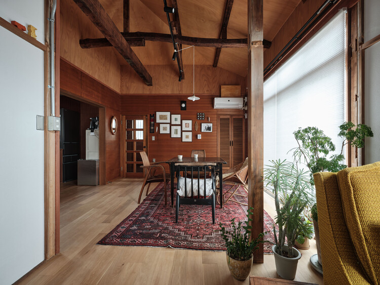 Nukui House / Roovice - Внутренняя фотография, столовая, дерево, освещение, стул