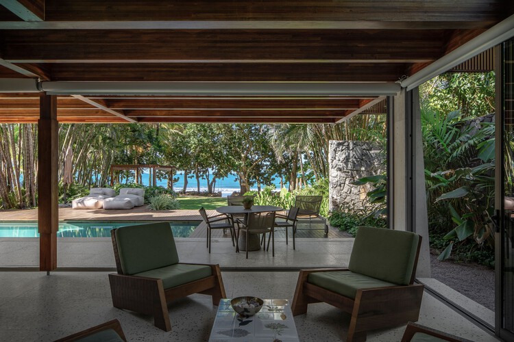 Guaecá House / Estúdio Rossi Arquitetos - Интерьерная фотография, дерево, луч, патио