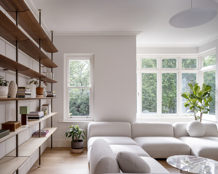 Broomhill Road House / Бюро городских проектов - Внутренняя фотография, гостиная, дерево, стеллажи, стол, стул