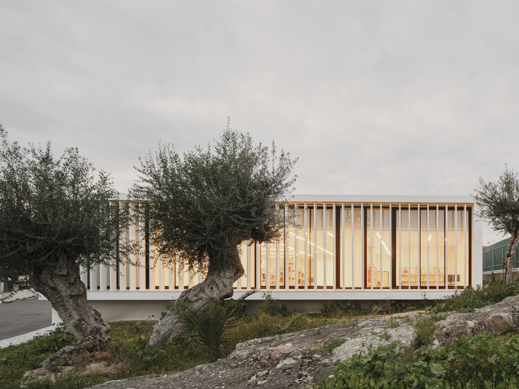 Aguiar Social Center / Pereira Miguel Arquitectos - изображение 2 из 16