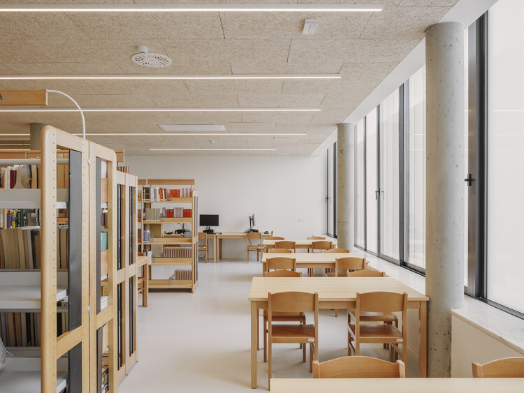 Aguiar Social Center / Pereira Miguel Arquitectos - Интерьерная фотография, столовая, стеллажи, стол, стул, окна