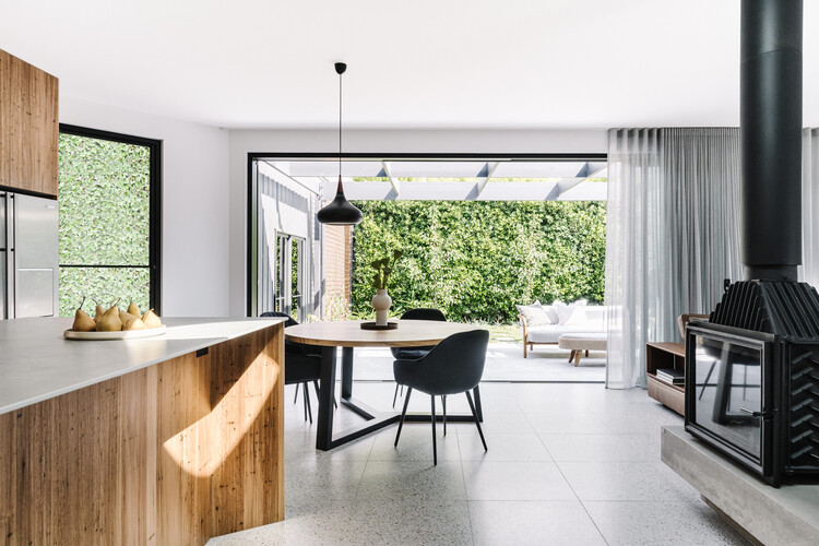Fitzroy North House / Buck & Simple - Интерьерная фотография, дерево, столешница, стол, стул, кухня, освещение