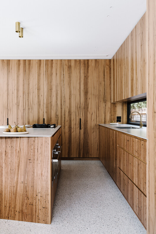 Fitzroy North House / Buck & Simple - Интерьерная фотография, кухня, дерево, столешница