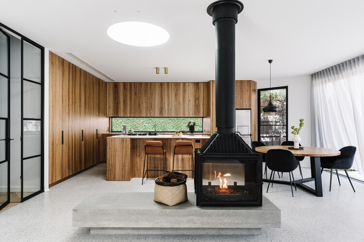 Fitzroy North House / Buck & Simple - Интерьерная фотография, кухня, дерево, столешница, стул