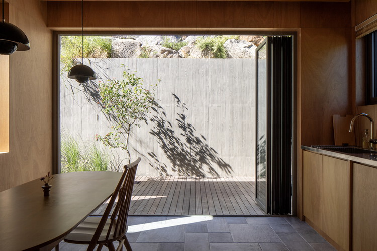 Ooort House / 100a Associates - Интерьерная фотография, дерево, бетон, столешница