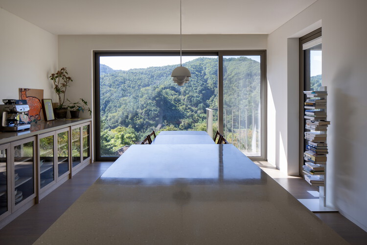 Ooort House / 100a Associates - Интерьерная фотография, спальня, дерево, стекло, стул