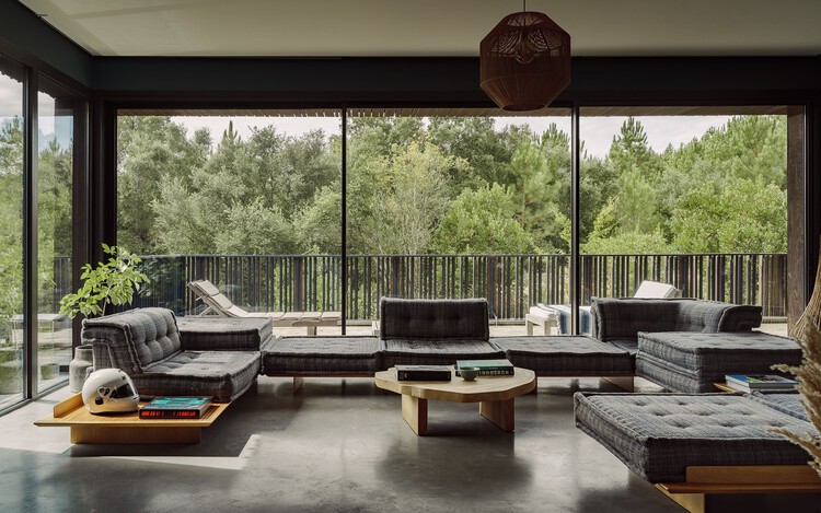House of Landes / Maud Caubet Architectes - Интерьерная фотография, гостиная, диван, дерево, стул