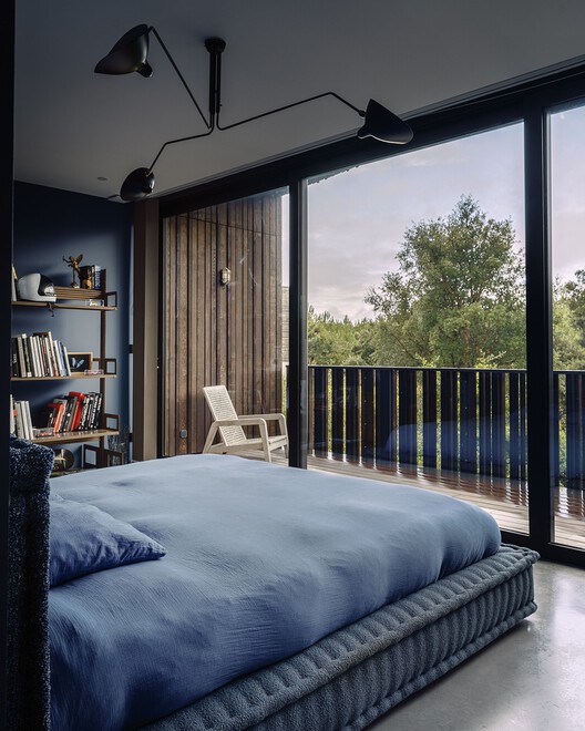 House of Landes / Maud Caubet Architectes - Интерьерная фотография, спальня, кровать, освещение, стул