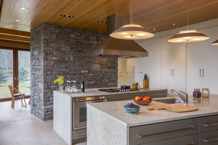 Дом на Deep Cove / Elliottarchitects - Интерьерная фотография, кухня, столешница, дерево, освещение, стул