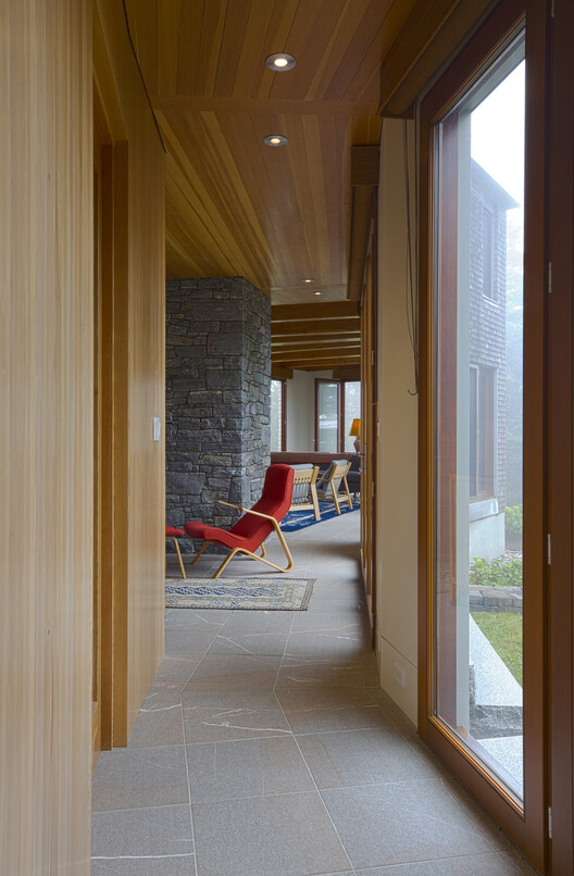 Дом на Deep Cove / Elliottarchitects - Интерьерная фотография, дерево, луч