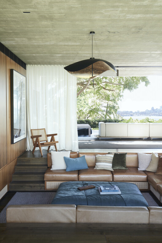 Casa Figueira / Buck & Simple - Интерьерная фотография, гостиная, диван, дерево, стол, освещение, стул