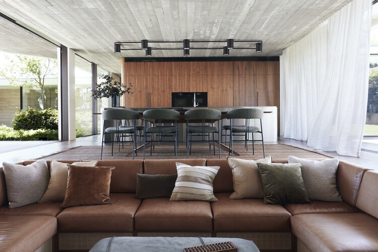 Casa Figueira / Buck & Simple - Интерьерная фотография, гостиная, диван, дерево, стол, стул