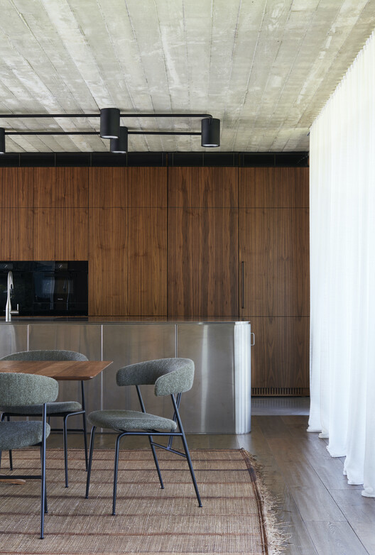 Casa Figueira / Buck & Simple - Интерьерная фотография, кухня, дерево, стол, стул, освещение, столешница