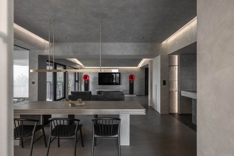 Каменная резиденция Whisper / KC Design Studio - Интерьерная фотография, кухня, стул