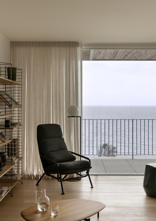 Horizon House / Inform - Интерьерная фотография, гостиная, освещение, стул