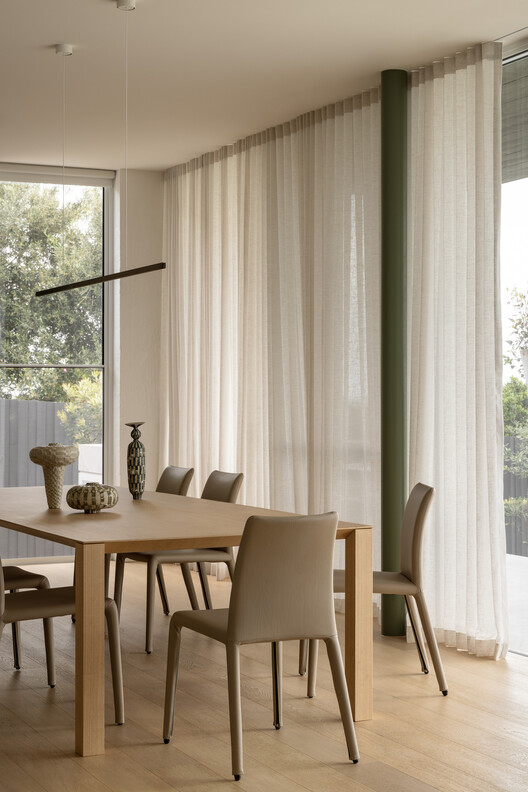 Horizon House / Inform - Интерьерная фотография, столовая, дерево, стул