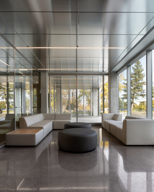 Pavillon A5 Факультет искусств и гуманитарных наук / Saucier + Perrotte Architectes - Внутренняя фотография, гостиная, стекло, бетон