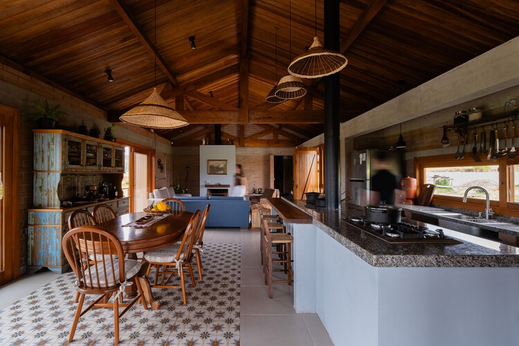 Vista Alegre House / Leiva Arquitetura - Интерьерная фотография, кухня, дерево, столешница, стул, луч,
