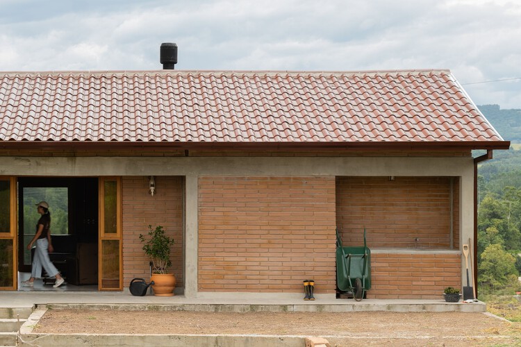 Vista Alegre House / Leiva Arquitetura - внешняя фотография, дерево, дверь, кирпич