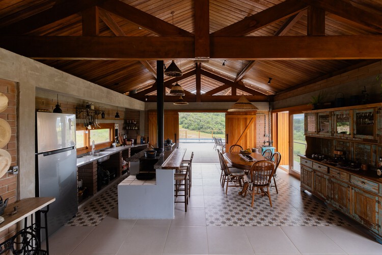 Vista Alegre House / Leiva Arquitetura - Интерьерная фотография, столовая, дерево, кухня, столешница, луч, стул