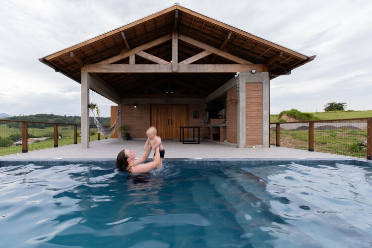 Vista Alegre House / Leiva Arquitetura - внешняя фотография, древесина, палуба, луч,
