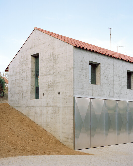 Guardhouse и гараж в рекреационном поместье / Arquitectura -G - Внешняя фотография, бетон