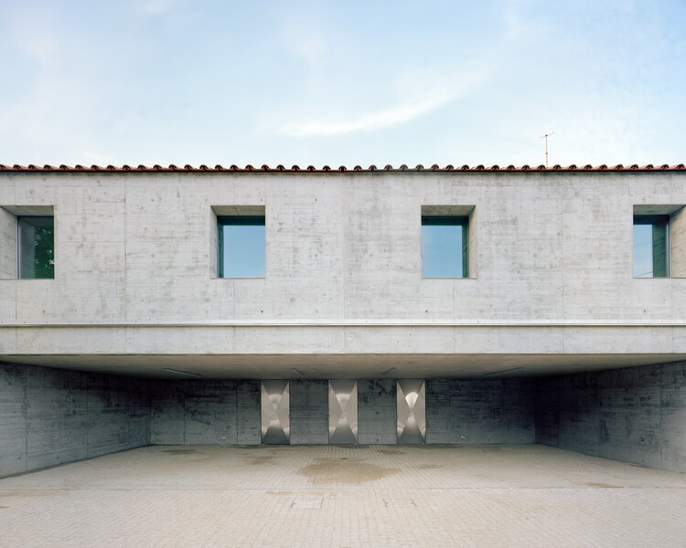 Guardhouse и гараж в рекреационном поместье / Arquitectura -G - Внешняя фотография, бетон