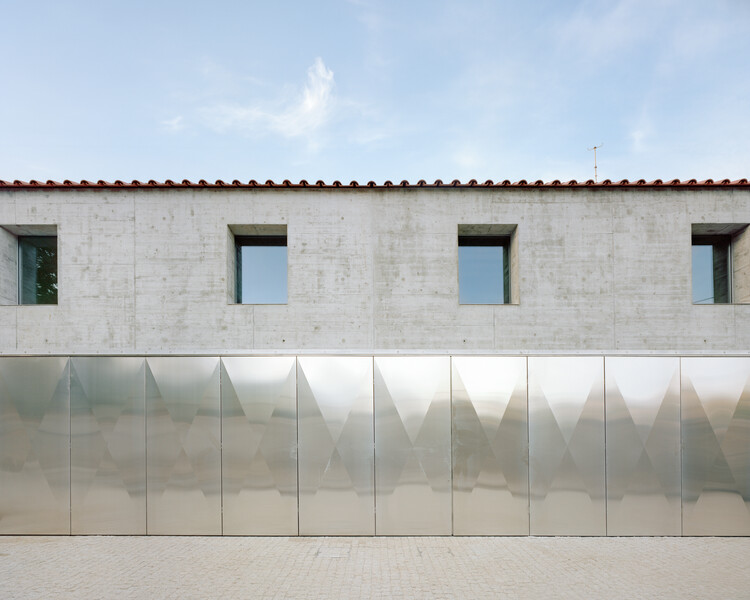 Guardhouse и гараж в рекреационном поместье / Arquitectura -G - Внешняя фотография, бетон