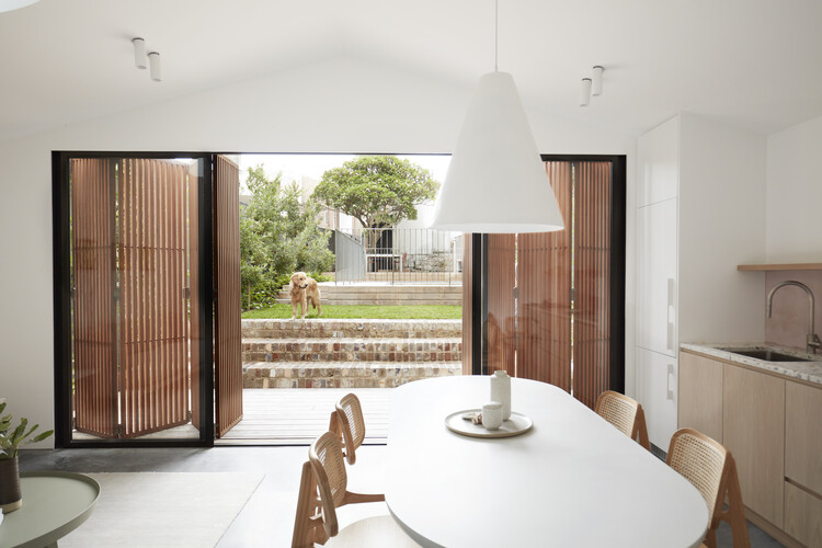 Bool House / Buck & Simple - Интерьерная фотография, дерево, освещение, стол, стул, стекло