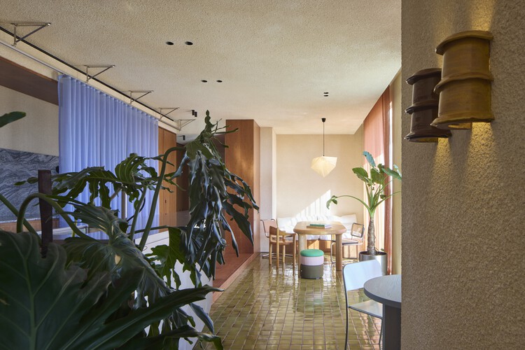 Al Barari Apartment / Bone - Внутренняя фотография, столовая, дерево, стул