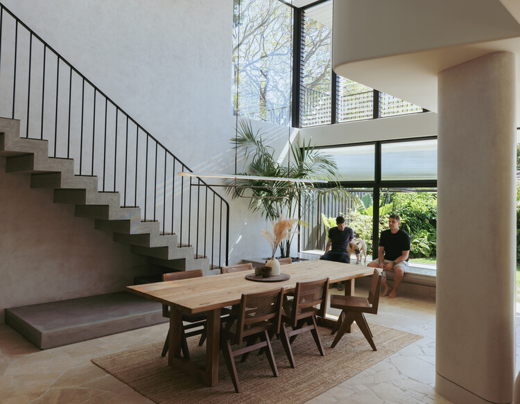Little Birch House / Buck & Simple - Интерьерная фотография, столовая, дерево, стул, лестница