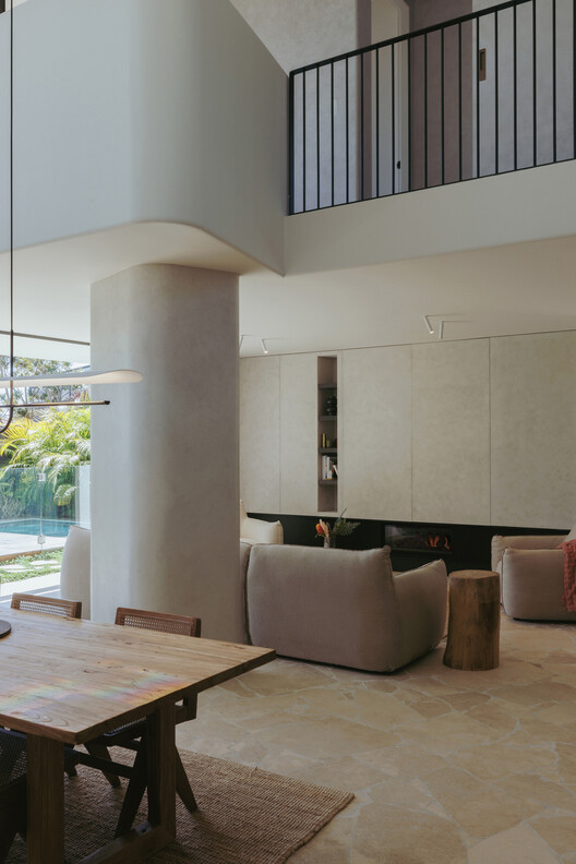 Little Birch House / Buck & Simple - Интерьерная фотография, гостиная, стул
