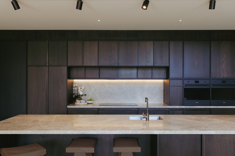 Little Birch House / Buck & Simple - Интерьерная фотография, кухня, дерево, столешница, освещение, стекло