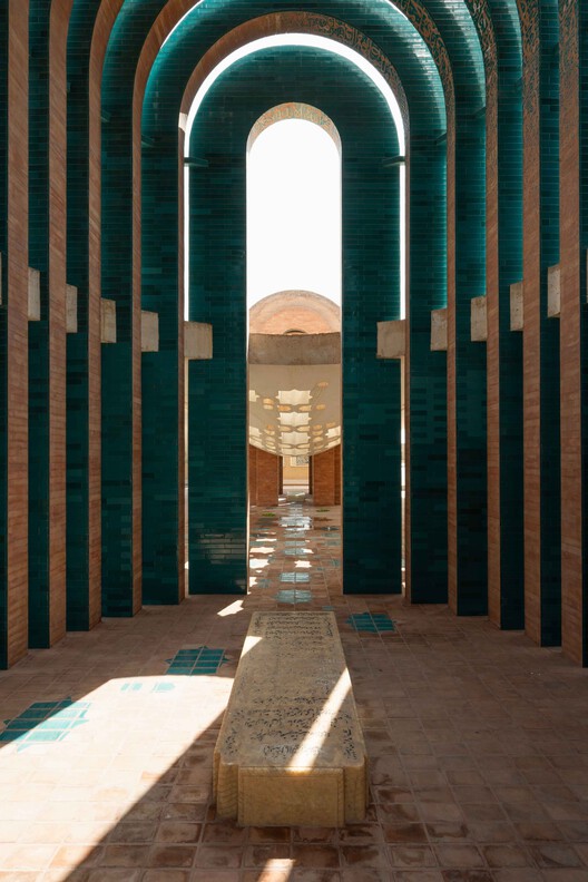 Shafagh Tomb / 35-51 Architecture Office - Интерьерная фотография, арка, колонка, аркада