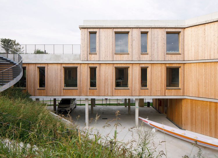 Maison de la федерация Française de Canoow Kayak et Sports de Pagaie / Le Studio Sanna Baldé - внешняя фотография, дерево, бетон