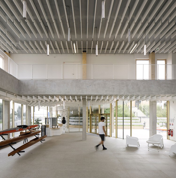 Maison de la федерация Française de Canoe Kayak et Sports de Pagaie / Le Studio Sanna Baldé - Интерьерная фотография, дерево, луч