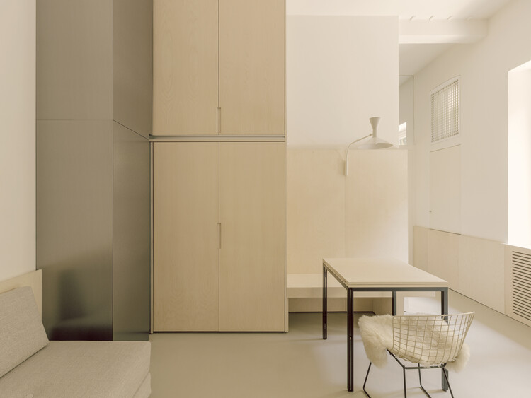 Isola Apartment / Archiplanstudio - Интерьерная фотография, дерево, освещение, стул