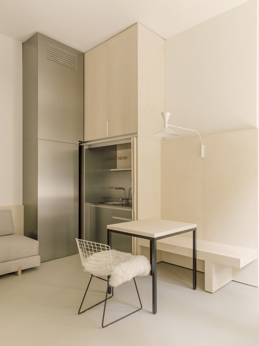 Isola Apartment / Archiplanstudio - Интерьерная фотография, дерево, освещение, стул