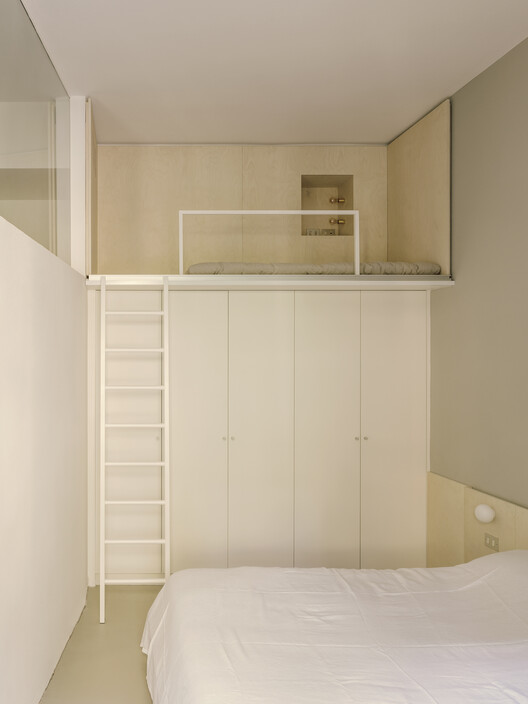 Isola Apartment / Archiplanstudio - Интерьерная фотография, спальня, дерево, освещение, кровать