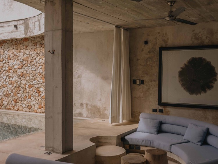 Soskil House / Ludwig Godefroy Architect - Interior Photography, Living Room, бетон, луч, колонна