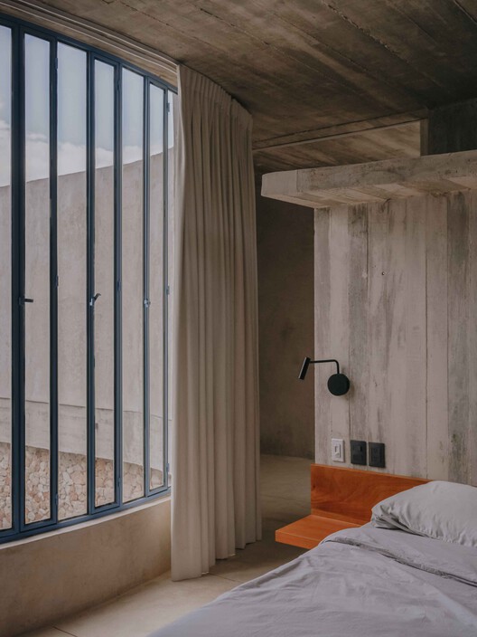 Soskil House / Ludwig Godefroy Architect - Interior Photography, спальня, дерево, бетон